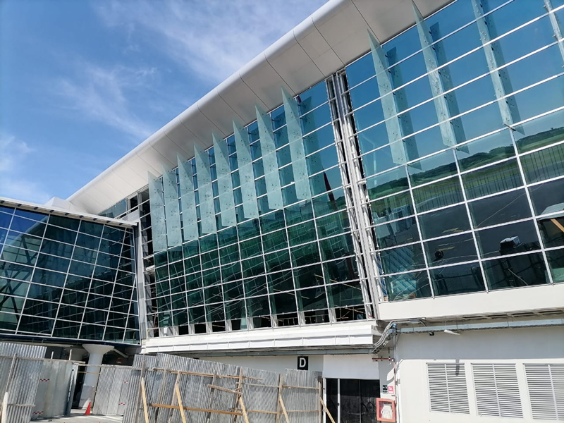 Muro de cortina con parasol